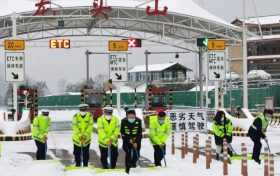 瑞雪降漢中，交警護(hù)平安縮略圖