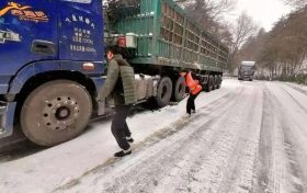 漢中市公路局迅速開展道路除雪保通工作縮略圖