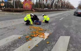 漢臺公安交警路遇群眾困難伸援手縮略圖